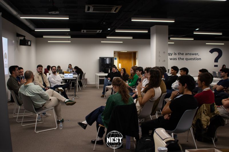 Estudantes e convidados numa conversa durante o NEST Summit