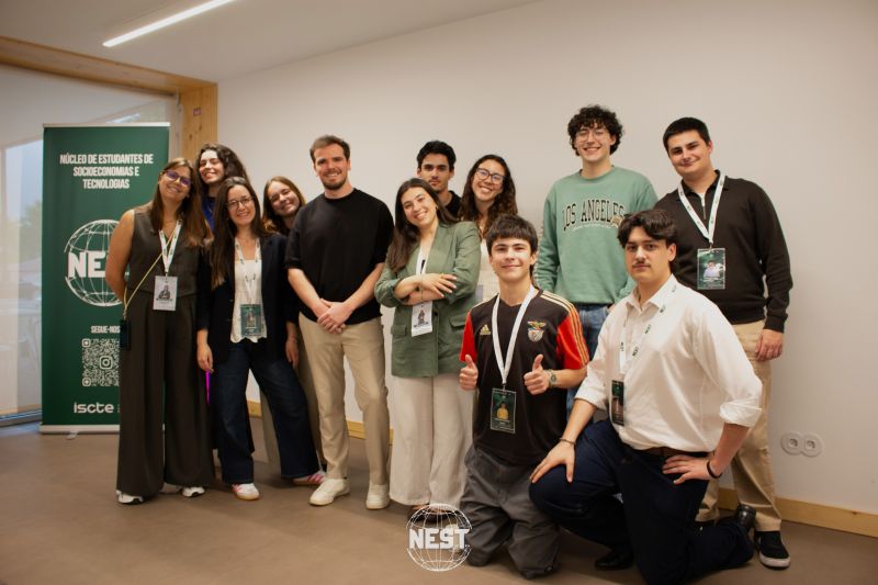 Equipa e convidados reunidos numa atividade do NEST Summit